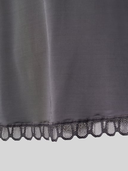 Produktfoto, Unterhemd mit Wellensaum Modell 'Poetry' von Mey mit feiner Spitze am Saum, glatte Textur, taillierte Passform, Nahaufnahme, Damen Unterhemd
