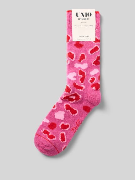 Produktfoto, Socken mit Kaschmir-Anteil im Leo-Design von UNIO HAMBURG, bawełniany mix z dodatkiem kaszmiru, ściągacz z prążkowanej dzianiny, wzór w panterkę, różowe i czerwone odcienie, wyraźna struktura materiału