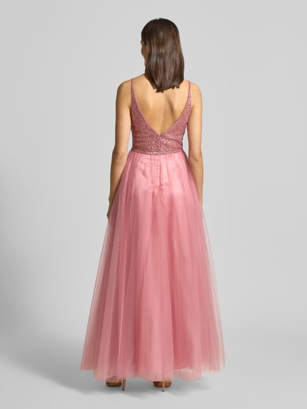 Vrouwenmodel draagt Abendkleid mit Pailettenbesatz van Hey Kyla, roze tule, getailleerde pasvorm, diepe V-rug, uitlopende rok, Ganzkörperansicht Rückansicht.