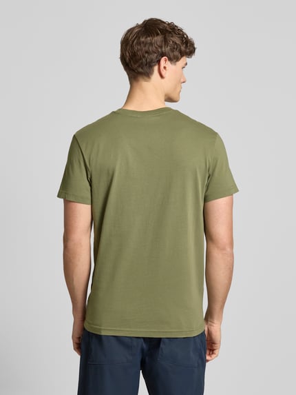 Męski model nosi T-Shirt aus Baumwolle od G-Star Raw w kolorze oliwkowym, prosty krój, okrągły dekolt, wyhaftowane logo, długość tyłu 71 cm w rozmiarze M, widok całej sylwetki z tyłu.
