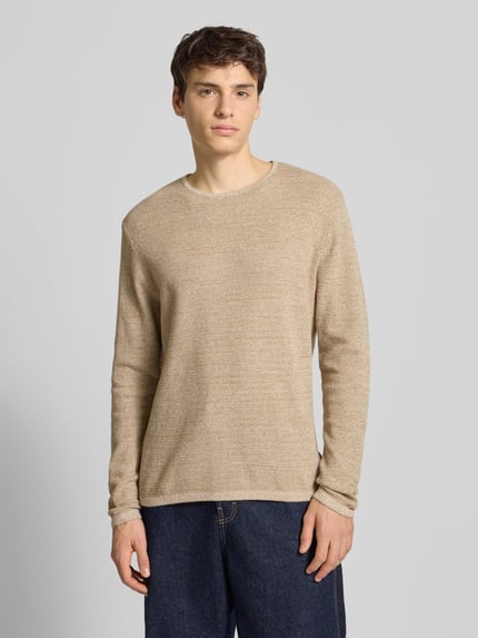 Männermodel draagt Gebreide pullover met geribde ronde hals Model 'GEORGE' van Jack & Jones in katoenmix, los model, neutrale kleuren, Ganzkörperansicht van voren. Ruglengte maat M 65 cm, mouwlengte 69 cm.