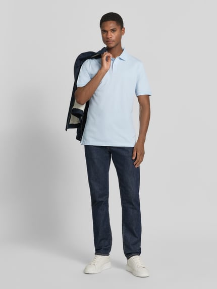 Männermodel trägt Regular Fit Poloshirt aus reiner Baumwolle von s.Oliver RED LABEL in Optik: Unifarben, Ganzkörperansicht von vorne