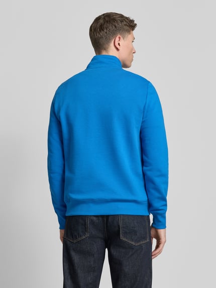 Männermodel trägt Sweatshirt mit Stehkragen und Reißverschluss von PAUL SMITH aus reiner Baumwolle in Regular-Fit mit Stitching, Rückenlänge 71 cm, Ärmellänge 72 cm, leuchtend blau, glatte Textur, Ganzkörperansicht Rückansicht.