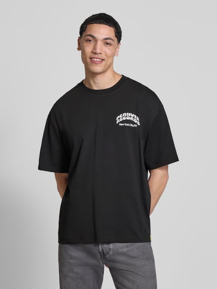 Mannenmodel draagt Regular Fit T-Shirt uit puur katoen Model 'PEANUTS' van Only & Sons, Peanuts® print, ronde hals, korte mouw, jersey, voorkant totaalbeeld.