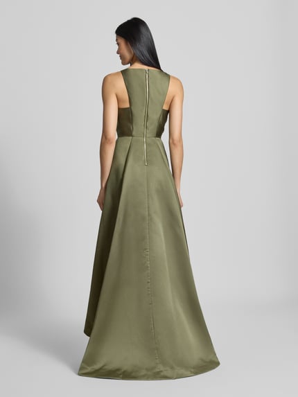 Frauenmodel trägt Abendkleid aus Satin von Adrianna Papell in Olivgrün, tailliert, Vokuhila-Design, rückenfrei, Ganzkörperansicht Rückansicht.