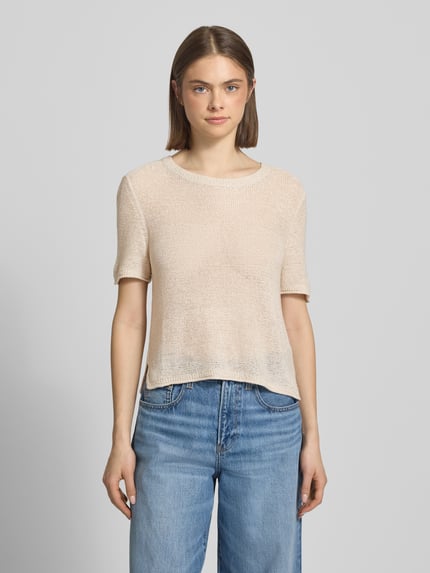 Frauenmodel trägt Regular Fit Strickpullover mit kurzen Ärmeln Modell 'SUNNY' von Only, Optik: Unifarben, Rundhals, Seitenschlitze, Strick, Ganzkörperansicht von vorne.