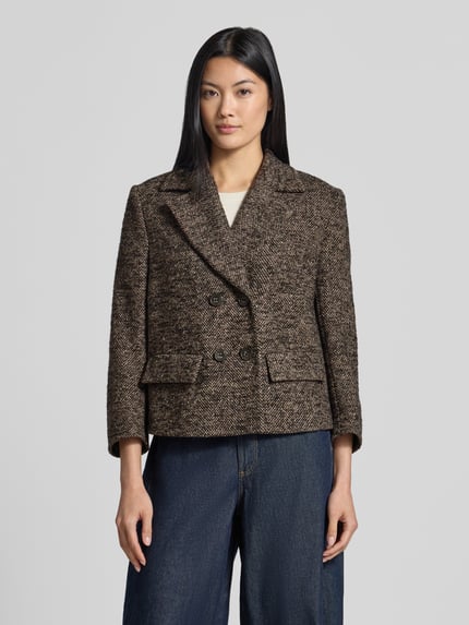 Modelka nosi Regular Fit Blazer aus Woll-Mix mit Alpaka-Anteil von Luisa Cerano, kolor brązowy melanż, kieszenie z patką, wykładany kołnierz, listwa guzikowa 2-rzędowa, mieszanka wełny i alpaki, szerokość w rozmiarze 36: 51 cm, długość tyłu w rozmiarze 36: 55 cm, długość rękawów w rozmiarze 36: 51 cm, widok całej sylwetki z przodu.