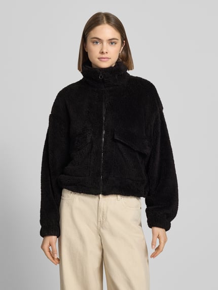 Vrouwenmodel draagt Loose Fit Fleecejacke met Stehkragen Modell 'ANNA CONTACT' van Only, unie kleur, kunstbont, Ganzkörpervooraanzicht.