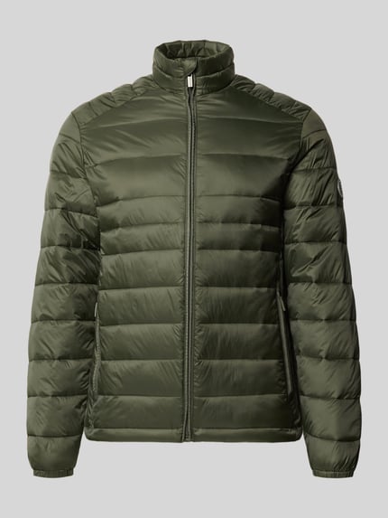 Produktfoto, Regular Fit Jacke in Stepp-Optik Modell 'Kingsley' von JACK & JONES, olivgrün, glatte Oberfläche, Stehkragen, Reißverschluss, zwei Eingrifftaschen, rechteckige Steppmuster, gefüttert, für Herren