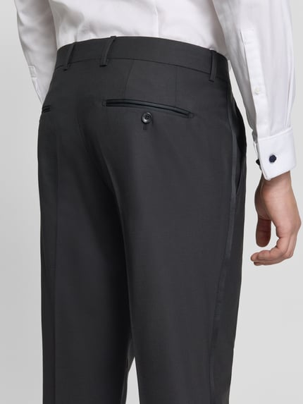 Männermodel trägt Regular Fit Business-Hose aus Schurwolle mit Bundfalte von CINQUE, unifarben, Struktur, Webware, Ganzkörperansicht Rückansicht.