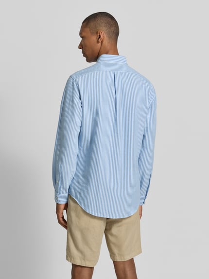 Männermodel trägt Regular Fit Freizeithemd aus reiner Baumwolle von Polo Ralph Lauren, hellblau weiß gestreift, Ganzkörperansicht Rückansicht.
