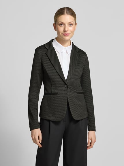 Frauenmodel trägt Slim Fit Blazer mit Viskose-Anteil Modell 'KATE' von ICHI, Reverskragen, Strukturstreifen, Nahaufnahme Oberkörper.