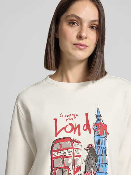 Frauenmodel trägt Sweatshirt mit Motiv-Print und Rundhalsausschnitt von Milano Italy, Baumwoll-Mix, Relaxed Fit, Nahaufnahme Oberkörper.