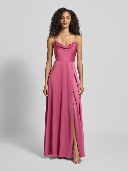 Vrouwenmodel draagt avondkleid met waterfall-halslijn van Jake*s Cocktail in roze, taillering en spaghettibandjes, materiaal-mix met stretch, geheel vooraanzicht.