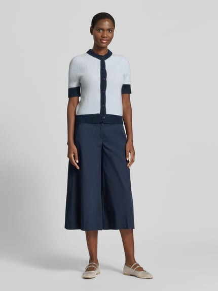 Kobiece modelka nosi Regular Fit Culotte aus Baumwoll-Mix Modell 'MELLI' od Brax, efekt: jednolity kolor, krój regular fit, zapięcie na guzik i ukryty zamek błyskawiczny, elastyczny ściągacz, tunel, wpuszczane kieszenie boczne, kieszenie z tyłu, wykończenie materiału: popelina, materiał: mieszanka bawełny, granatowy, szerokie nogawki, gładka tekstura, widok całej sylwetki z przodu.