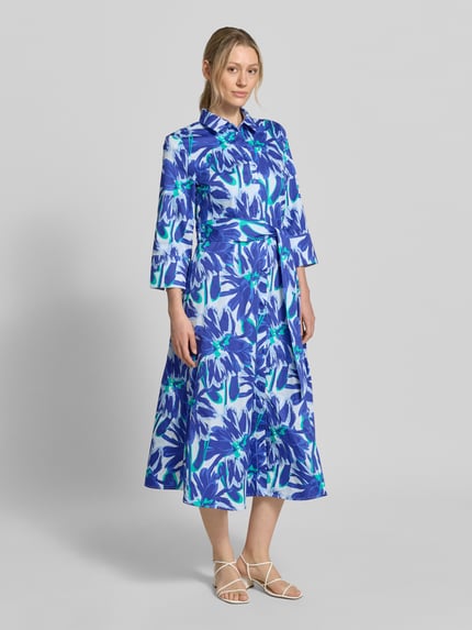 Vrouwenmodel draagt overhemdjurk met strikceintuur van Christian Berg Woman, puur katoen, a-lijn, midi-jurk, all-over look, ganzkörperansicht van voren.