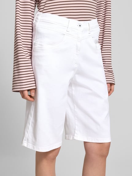 Frauenmodel trägt Wide Leg Bermuda aus Baumwoll-Mix von Raphaela By Brax, Optik: Unifarben, Passform: Wide Leg, Verschluss: Knopf und Reißverschluss, Eingrifftaschen, Material: Baumwoll-Mix, Nahaufnahme Oberkörper.