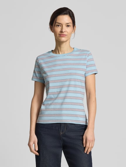 Vrouwenmodel draagt Regular Fit T-shirt uit puur katoen van Tom Tailor Denim met meerkleurige gestreepte look, patroon en labelstitching, jersey, ronde hals, korte mouw. Ganzlichaansicht van voren.