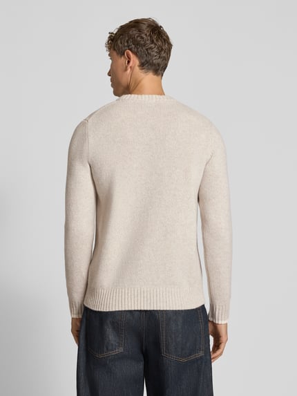 Męski model nosi sweter z dzianiny z czystej żywej wełny z okrągłym dekoltem od MAERZ Muenchen, krój regular fit, tył na wysokości 65 cm, długość rękawa 68 cm, widok całej sylwetki z tyłu.