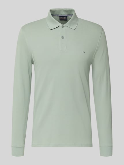 Produktfoto, Poloshirt mit Label-Stitching von Christian Berg Men aus reiner Baumwolle in Slim-Fit, Polokragen, Knopfleiste, gerippte Ärmelabschlüsse, Rückenlänge 70 cm bei Größe M, mintgrüne Farbe, glatte Textur