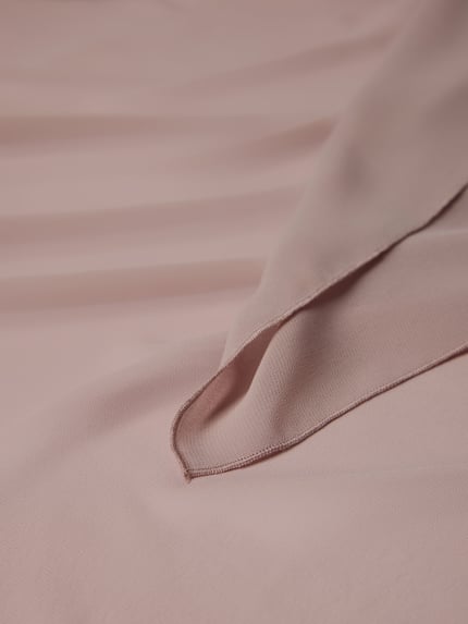 Produktfoto, Schal in rechteckiger Form von Christian Berg Cocktail, zartrosa Farbe, glatte Oberfläche mit feiner Textur.
