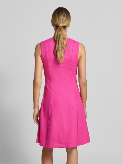 Vrouwenmodel draagt knielanges Kleid aus Leinen-Mix mit Schlüsselloch-Ausschnitt van GUIDO MARIA KRETSCHMER WOMAN, recht model, felroze, linnen-viscose structuur, knielang, model Ricarda, rugrits, Ganzkörperansicht Rückansicht.
