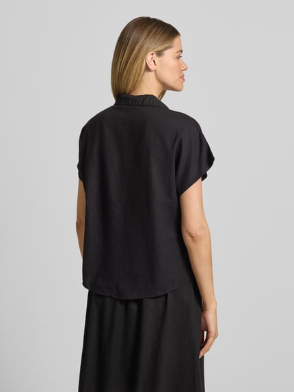 Männermodel trägt Regular Fit Hemdbluse aus Leinen-Mix Modell 'Falakka' von B.Young, czarny z krótkim rękawem, krój regular fit, widok całej sylwetki z tyłu