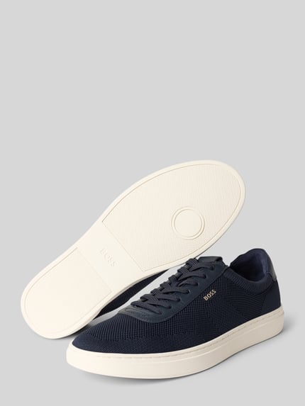 Produktfoto, Low Top Sneaker mit Echtleder-Besatz Modell 'KIERAN' von BOSS in Optik: Unifarben, runde Schuhspitze, flache Absatzform, Label-Schriftzug, Schnürung, strukturierte Sohle, Herren Sneaker, dunkles Obermaterial, weiße strukturierte Sohle.