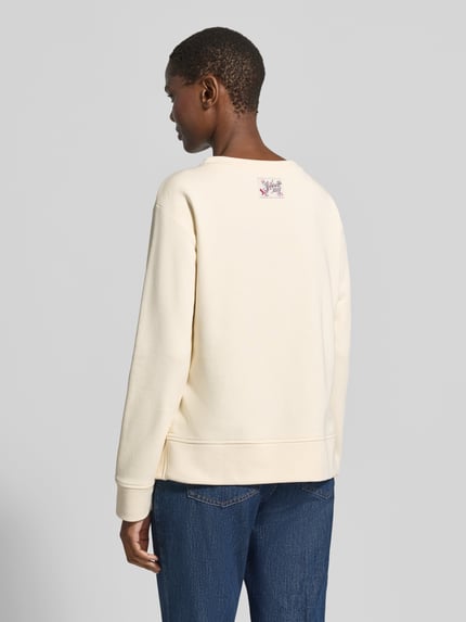 Vrouwenmodel draagt Sweatshirt met Motiv-Print en Pailletten van Milano Italy, katoenmix, relaxed fit, ronde hals, effen crème, Ganzkörperansicht Rückansicht.