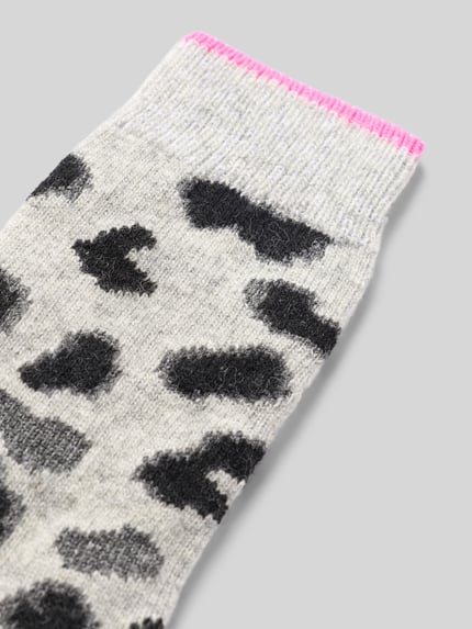 Produktfoto, Socken mit Kaschmir-Anteil im Leo-Design von UNIO HAMBURG, mieszanka bawełny i kaszmiru, prążkowane wykończenia, wzór w panterkę