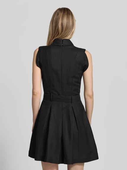 Frauenmodel trägt schwarzes Tailliertes Freizeitkleid aus Leinen-Viskose-Mix Modell 'KALEISI' von HUGO, Damen, Ganzkörperansicht Rückansicht.