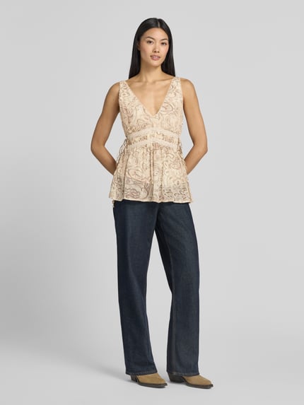 Frauenmodel trägt Blusentop mit V-Ausschnitt und Spitzenbesatz von Jake*s Collection in Beige mit Allover-Look, Regular Fit, Ganzkörperansicht von vorne.