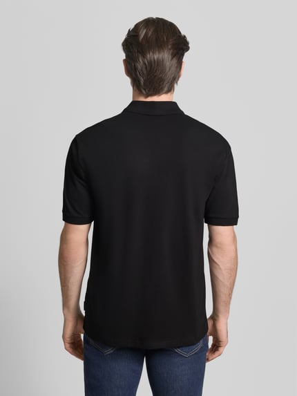Männermodel trägt Regular Fit Poloshirt mit Knopfleiste von ARMANI EXCHANGE aus schwarzem Baumwoll-Elasthan-Mix, Rückenlänge 70 cm, Ganzkörperansicht Rückansicht.