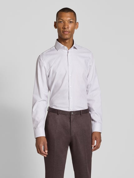 Mannenmodel draagt wit zakelijk overhemd met dunne strepen, slim fit katoen, model 'Spread Kent' van Seidensticker, Heren, geheel vooraanzicht.
