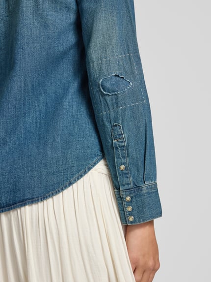 Vrouwenmodel draagt Relaxed Fit Jeanshemd aus reiner Baumwolle van Levi's® 300 in blauw met lichte wassing, detailopname onderarm, Dames Jeanshemd van Levi's® 300.