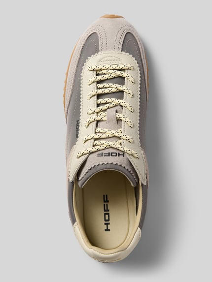 Produktfoto, Sneaker aus Leder-Mix mit Logo-Detail Modell 'Bridge' von HOFF, abgerundete Form, profilierte Sohle, neutrale Farben, Kontext Damen Sneaker, Absatzhöhe 2 cm, Schafthöhe 8 cm, Schaftweite 8 cm