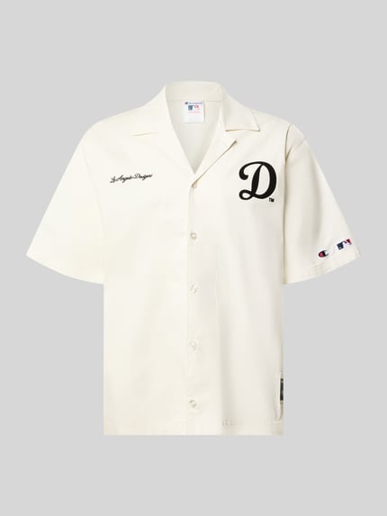 Produktfoto, Relaxed Fit Freizeithemd aus Baumwoll-Mix von Champion in Creme mit schwarzem Statement-Stitching, kurzärmelig, Reverskragen.