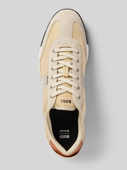 Produktfoto, Low Top Sneaker mit Velours-Optik-Applikationen Modell 'NITAN' von BOSS in Beige mit abgerundeter Spitze, flacher Sohle, Label Print und Logo-Stitching im unifarbenen Design, strukturierte Texturen, Schnürverschluss, markante Profilsohle.