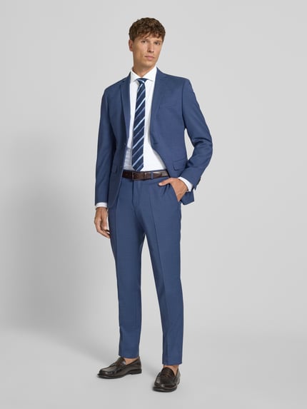 Männermodel trägt Slim Fit Business-Hemd mit Haifischkragen von Jake*s, Strukturmuster, Material-Mix mit Stretch-Anteil, Ganzkörperansicht von vorne.
