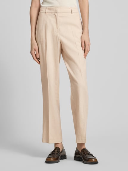 Frauenmodel trägt Straight Fit Stoffhose aus Leinen-Mix von Christian Berg Woman Selection in Beige mit Bügelfalte, Nahaufnahme Oberkörper.