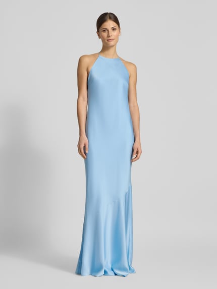 Modelka kobieca nosi Slim Fit Abendkleid mit Rückenausschnitt von Jake*s Cocktail, satyna, krój slim fit, długość z tyłu w rozmiarze 36: 121 cm, szerokość w rozmiarze 36: 42 cm, jasnoniebieski, widok całej sylwetki z przodu