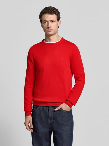 Mannenmodel draagt Regular Fit gebreide pullover uit mix van katoen en wol van Christian Berg Men, rode kleur, Labelstitching, ronde hals, ruglengte bij maat M 70 cm, mouwlengte bij maat M 68 cm, volledig zicht van voren.