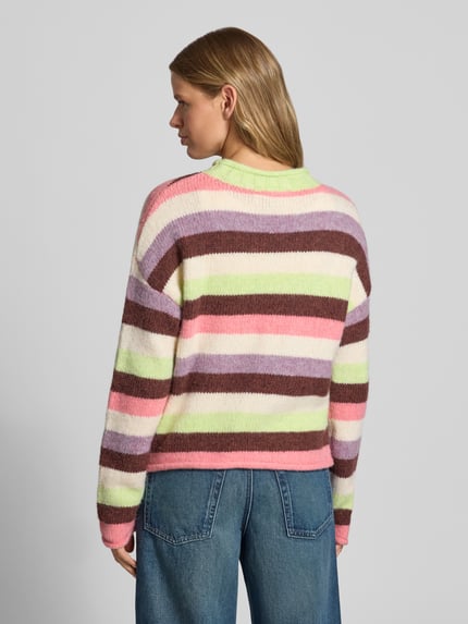 Frauenmodel trägt Relaxed Fit Strickpullover mit fixiertem Schal von DAISY STREET in Rosa, Braun, Grün, Weiß, Streifen, Ganzkörperansicht Rückansicht. Stricktextur, überschnittene Schultern, langärmeliges Design, Rollsaum, Rückenlänge 60 cm, Ärmellänge 57 cm.