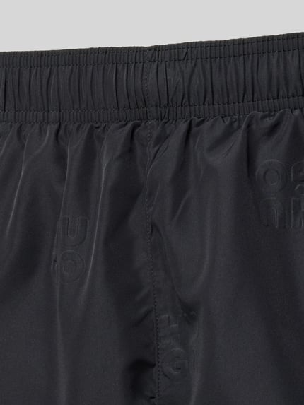 Produktfoto, Badehose mit Allover-Muster Modell 'TONAL_LOGO' von HUGO in Schwarz mit matter und leicht glänzender Textur, Herren Badehose