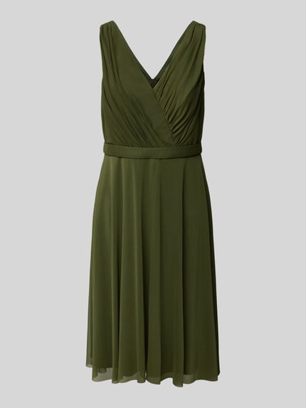 Produktfoto, Cocktailkleid mit V-Ausschnitt von TROYDEN COLLECTION in Olivgrün, taillierter Schnitt, Taillengürtel, blickdichtes Unterkleid, Nahtreißverschluss, Raffungen, Rückenlänge 79 cm, Brustweite 24 cm, weicher fließender Stoff