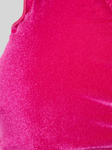 Frauenmodel trägt Bikini-Set mit Stretch-Anteil Modell 'CIROLUMA' von Banana Moon, kräftiges Pink, samtige Struktur, Nahaufnahme Oberkörper.