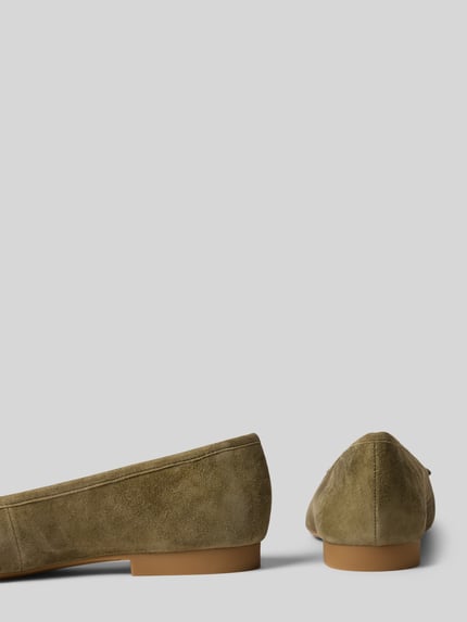 Produktfoto, baleriny z naturalnej skóry Model 'Piper' od MICHAEL Michael Kors, zaokrąglony krój, ozdobna kokarda, detal z logo, gładka podeszwa, wysokość obcasa w rozmiarze 40: 1 cm, wysokość cholewki w rozmiarze 40: 6 cm, szerokość w rozmiarze 40: 21 cm.