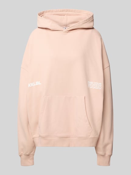 Produktfoto, Oversized Hoodie mit Känguru-Tasche von Karo Kauer in Beige, aus reiner Baumwolle mit Label-Print und Fronttasche, glatte Textur