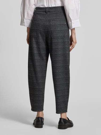 Frauenmodel trägt Regular Fit Hose mit Bundfalten Tilda Jump in von MAC mit Glencheck-Muster und Seitentaschen, Ganzkörperansicht Rückansicht.