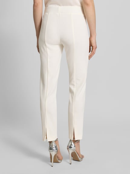 Vrouwenmodel draagt Hose mit Bügelfalten van Vera Mont, regular fit, elastische tailleband, materiaalmix met stretch, kleur gebroken wit, Ganzkörperansicht Rückansicht.